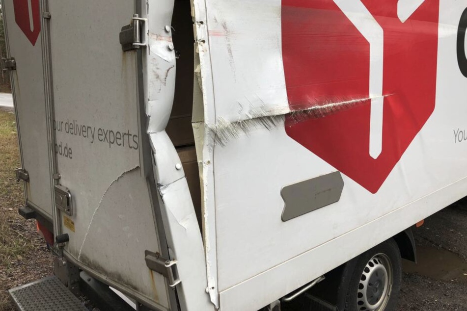 Das Paketauto wurde durch den Panzer aufgebrochen.