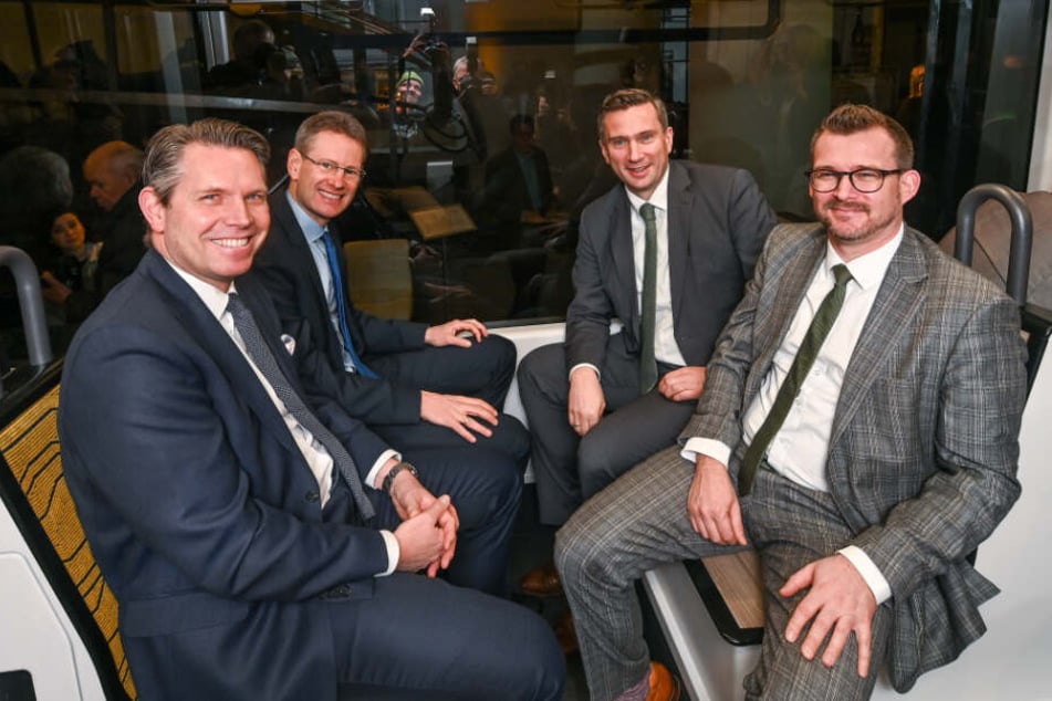 Alexander Ketterl (50) von Bombardier, DVB-Vorstand Andreas Hemmersbach (51), Verkehrsminister Martin Dulig (45, SPD) und Baubürgermeister Raoul Schmidt-Lamontain (43, Grüne, v.l.n.r.) haben schon einmal Probe gesessen.
