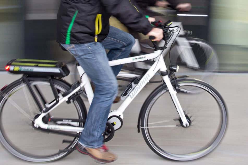 Der 39-Jährige war ohne Licht und mittig auf der Fahrbahn mit einem E-Bike unterwegs. (Symbolbild)