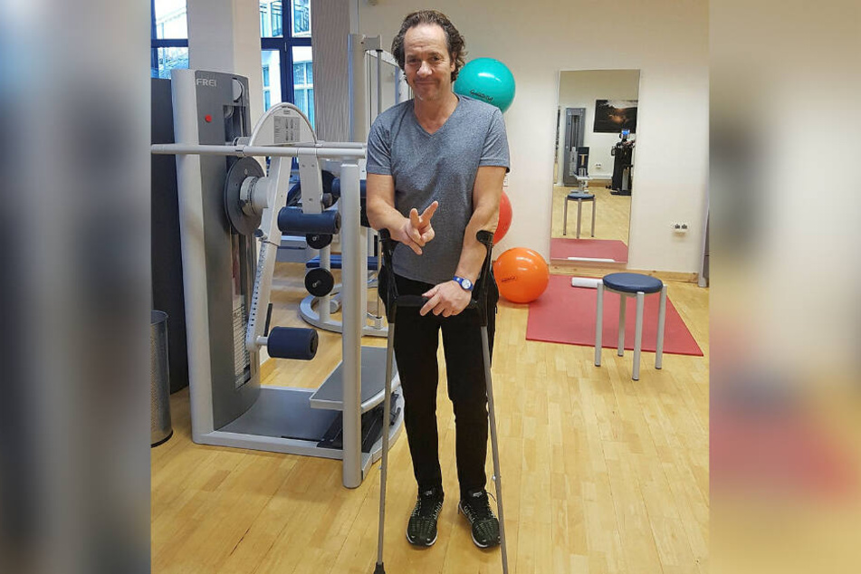 Magier Milko Bräuer trainiert nach seinem Oberschenkel-Knochenbruch in der Reha in Altenberg.