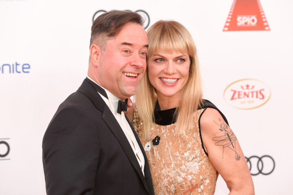 Schauspieler Jan Josef Liefers lacht gerne mit Anna Loos.