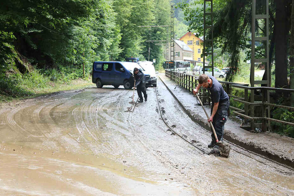 In zwei Stunden 43 Liter Regen pro Quadratmeter: Bei Aufräumarbeiten wurden auch die Gleise der Kirnitzschtalbahn gesäubert.