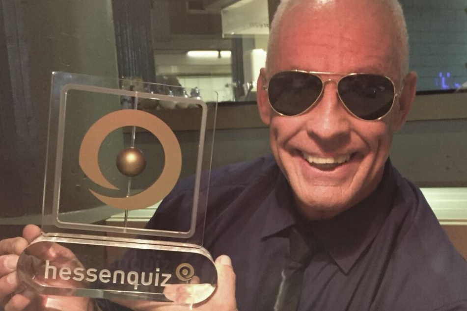 Glücklicher Sieger: Peter Wirth mit seinem Hessenquiz-Pokal nach der Show.