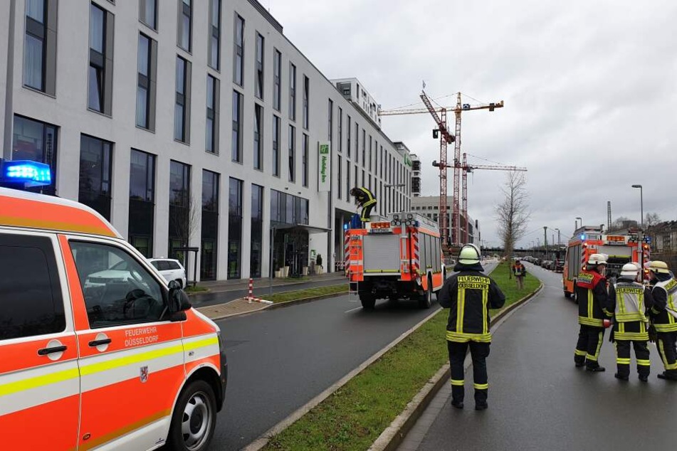 In Düsseldorf wurde ein Kran durch den Wind beschädigt.