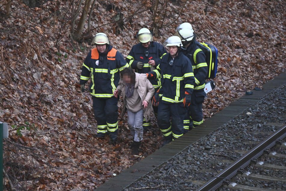 Die Feuerwehr fand die 84-Jährige unterkühlt neben den Gleisen der U1.