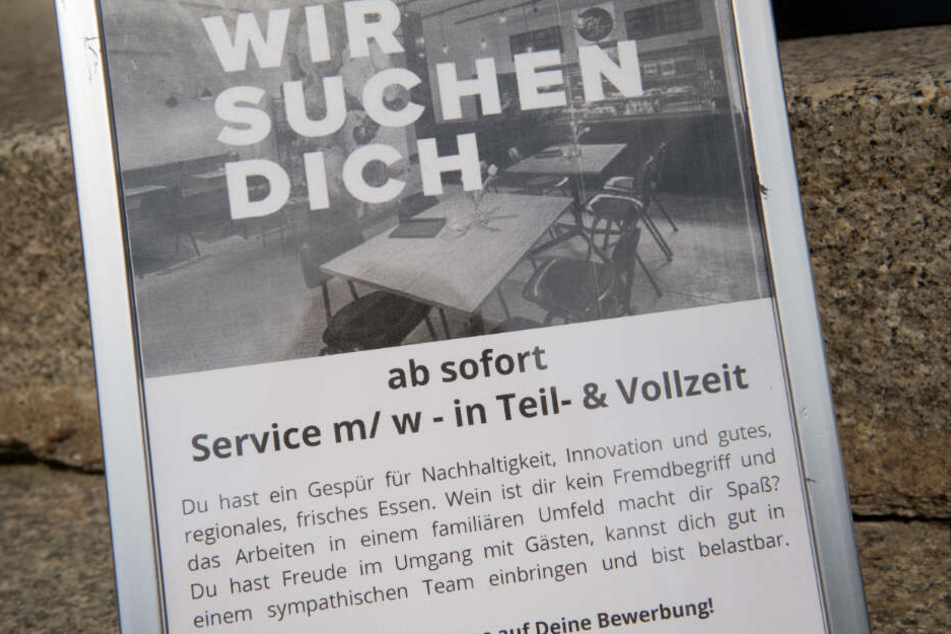 Mit Stellenanzeigen vor Gaststätten suchen die Betreiber nach neuen Angestellten.