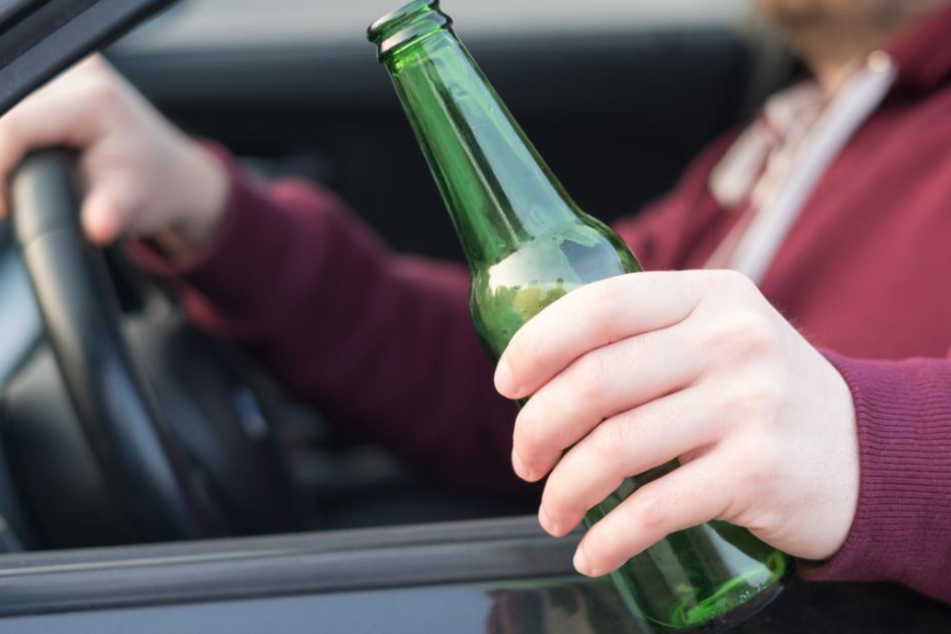 Der Fahrer des Abschleppfahrzeugs hatte zuvor anscheinend einiges gebechert. (Symbolbild)