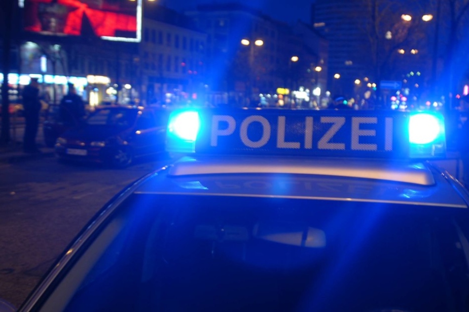 Als die Polizei eintraf, hatte die Promille-Frau schon zugebissen.