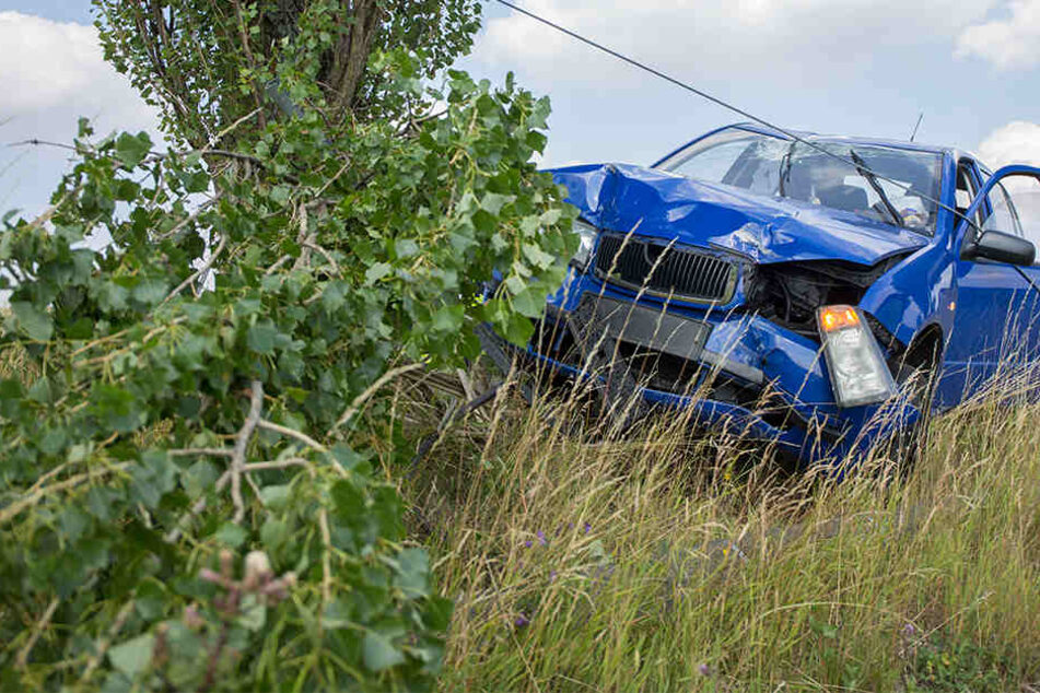 Das Stromkabel blieb auf dem Auto liegen.