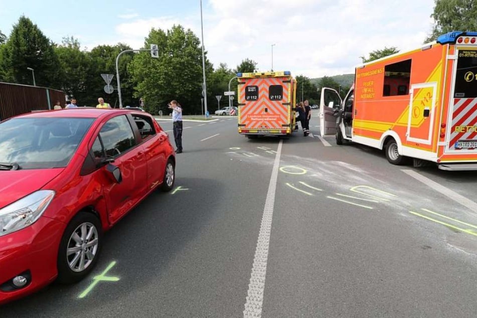 Polizisten haben den Unfallhergang mit Strichen nachgestellt. Die Fahrerin des roten PKWs (links) hat das Motorrad übersehen.