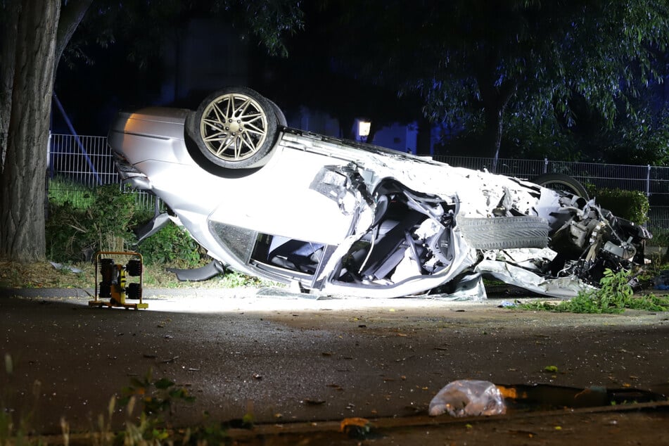 Südhessen: Auto mit vier jungen Insassen prallt gegen zwei Bäume, mehrere Verletzte