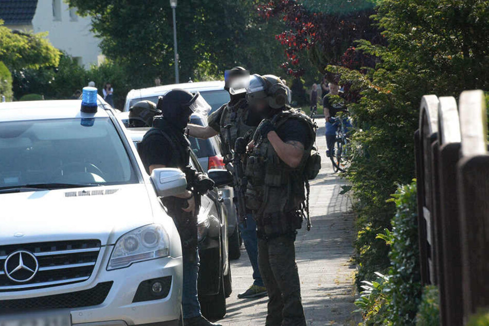 In dicker Montur kam das SEK am Einsatzort an.