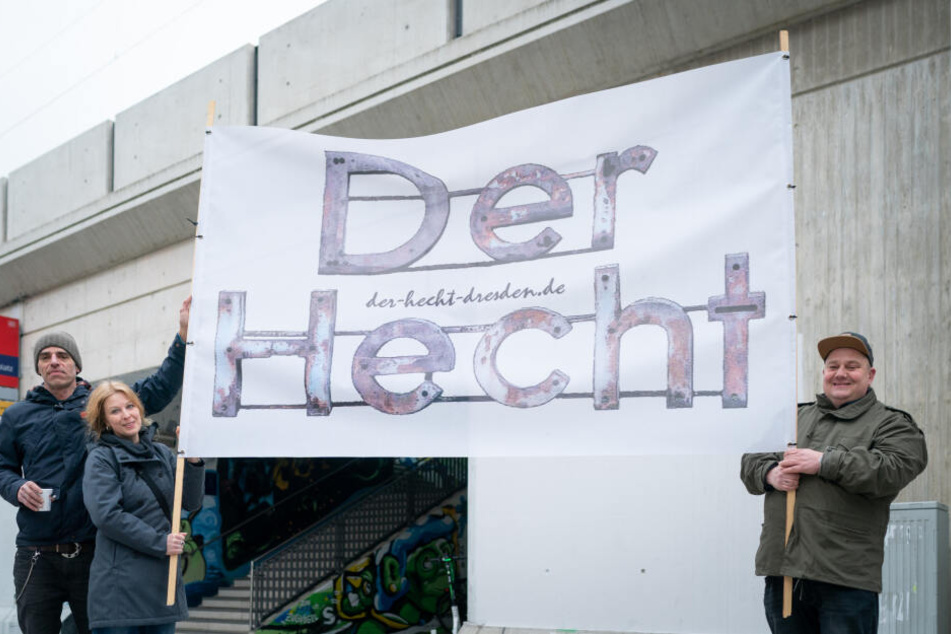Gero Dumrath (49, v.l.), Katrin Köhler (44) und Fabian Münzer (40) mit Plakat am neuen Standort.