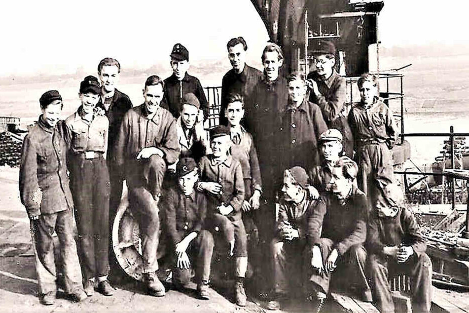 Start der Lehre 1949: Der "kleene" Horst Reck (damals 14) mit seinen Azubi-Mitstreitern am Werft-Drehkran.