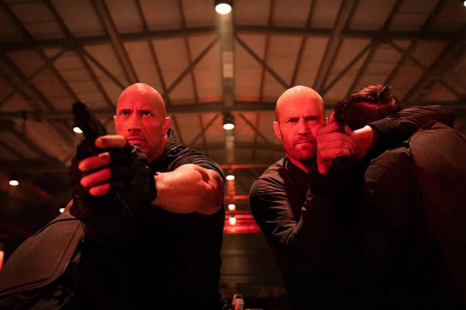 Luke Hobbs (l., Dwayne Johnson) und Deckard Shaw (Jason Statham) sind widerwillig Partner.