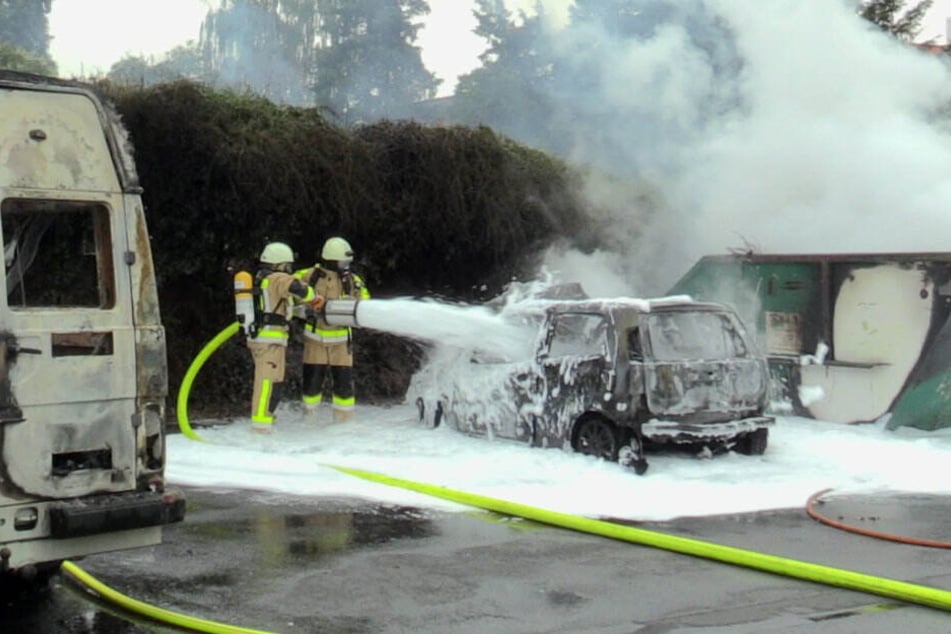 Die Feuerwehr bekämpft den Brand mit Schaummitteln um jegliche Brandherde zu löschen.