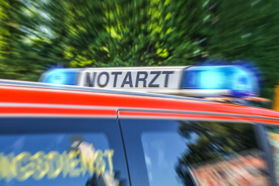 Die Beifahrerin des Unfallverursachers musste in ein Krankenhaus gebracht werden. (Symbolbild)