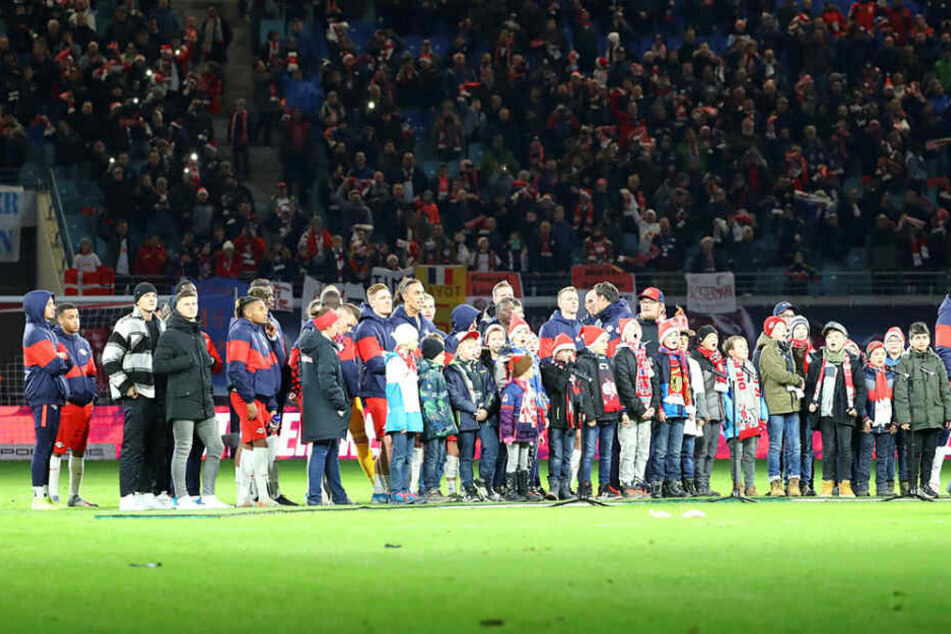 Mit einigen Kindern wurde nach der gelungenen Herbstmeisterschaft im Stadion noch gesungen. Später ging es zur Weihnachtsfeier ins Kunstkraftwerk weiter.