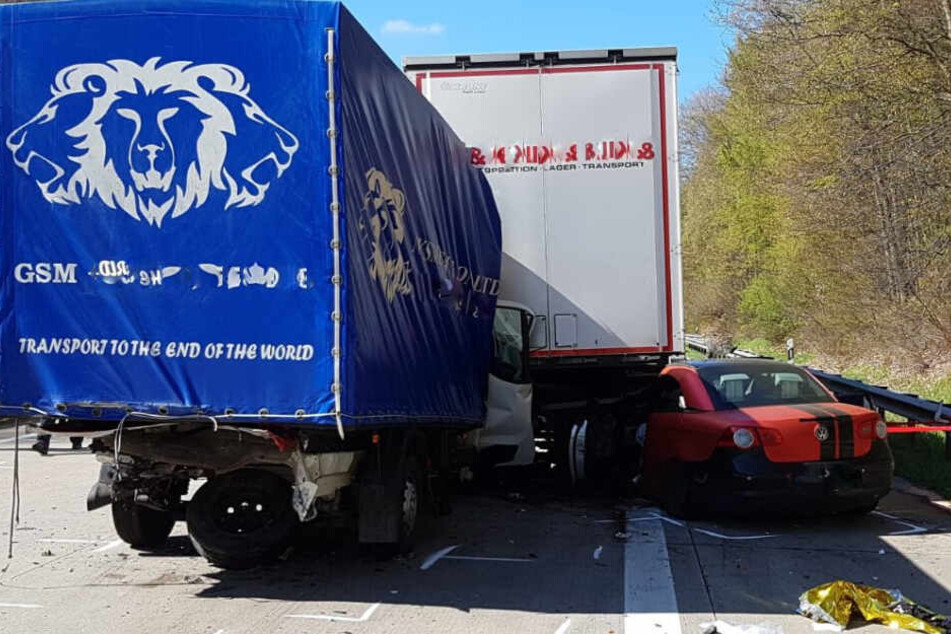 Der Transporter und das Auto wurden bei dem Unfall gegen den Lastwagen gedrückt.