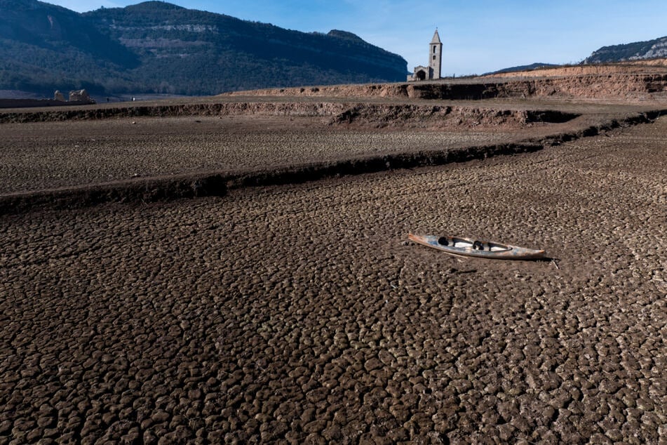 Ein verlassenes Kanu liegt auf dem rissigen Boden des Sau-Stausees etwa 100 Kilometer nördlich von Barcelona.