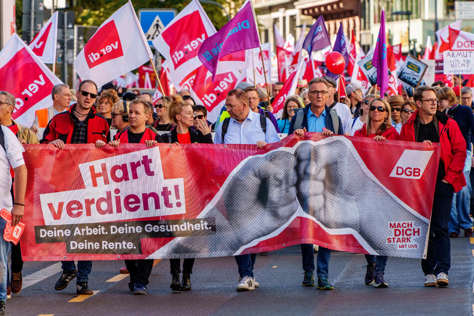 Die Demonstration stand unter dem Motto "Hart verdient! Deine Arbeit. Deine Gesundheit. Deine Rente".
