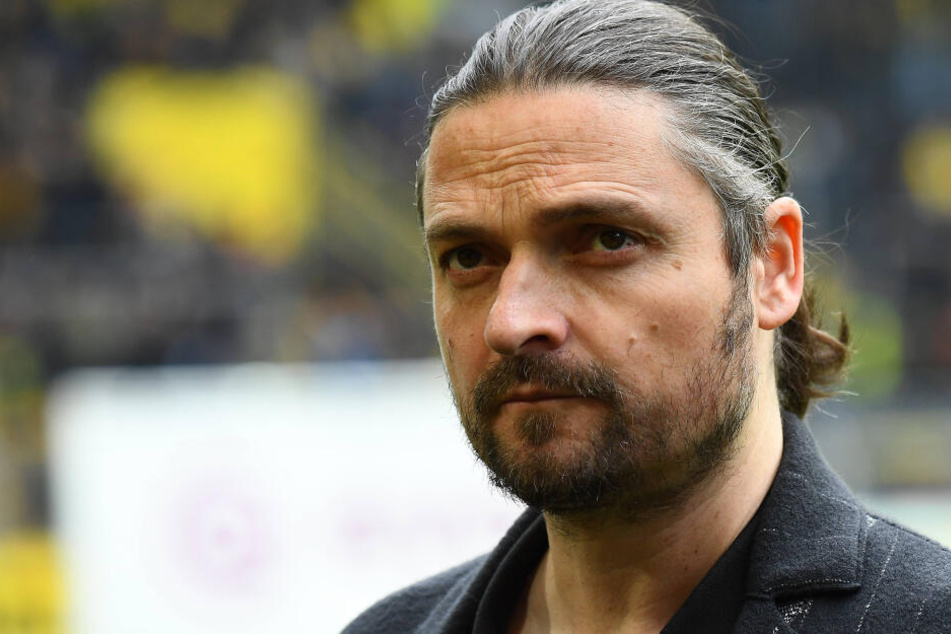 Fortunas Sportvorstand Lutz Pfannenstiel hat eigene Pläne mit Emmanuel Iyoha.