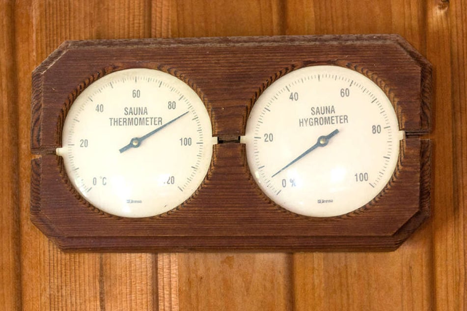 Wer in der heißen Holzhütte bei fast 90 Grad schmort, empfindet die 35 Grad draußen als erfrischend - zumindest vorübergehend.