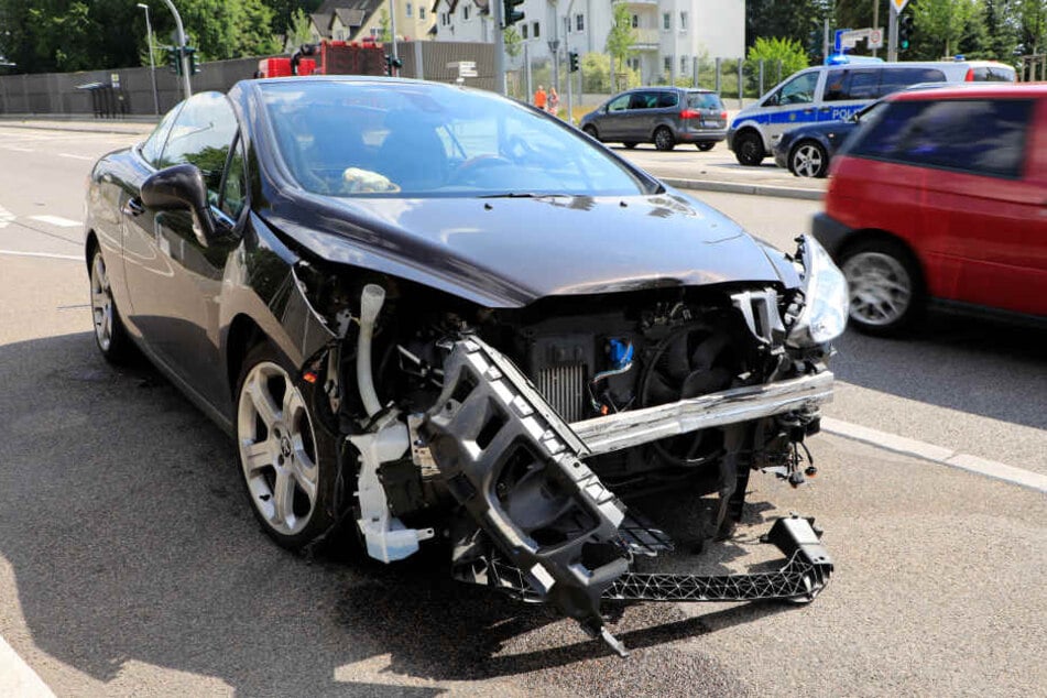 Der Peugeot wurde stark demoliert.