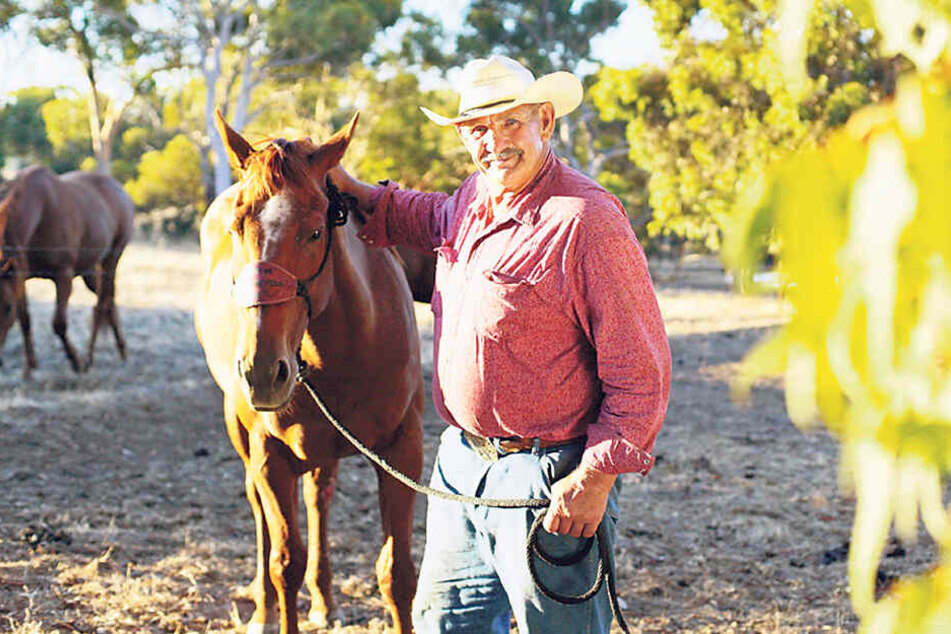 Rainer (60) lebt in Australien auf einer Farm mit Pferden, Rindern und Schafen. Hauptberuflich repariert er landwirtschaftliche Maschinen und Autos.