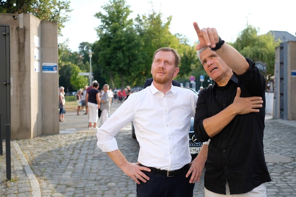 Im August 2019 feierte Grimma die Fertigstellung der Hochwasserschutzanlage: Dabei ließ sich Ministerpräsident Michael Kretschmer (51, CDU) vom damaligen Bürgermeister Matthias Berger (58, r.) die Pegelstände der Mulde erläutern. (Archiv)