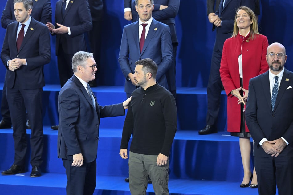 Der britische Premierminister Keir Starmer (Mitte l) spricht mit dem ukrainischen Präsidenten Wolodymyr Selenskyj während der Aufstellung zum Gruppenfoto beim Gipfel der Europäischen Politischen Gemeinschaft.