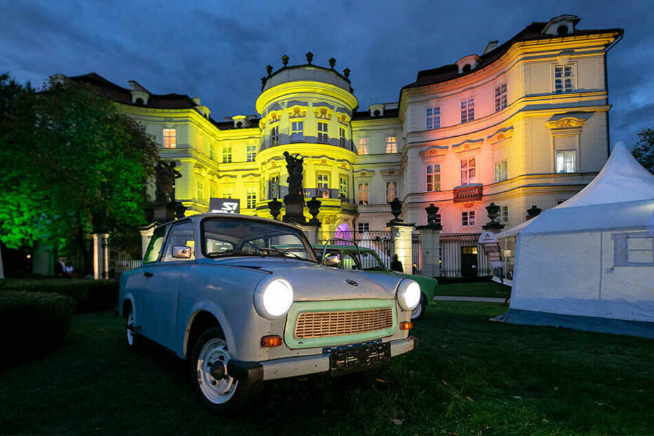Trabis und Zelte im Park des nächtlich beleuchteten Palais Lobkowitz erinnerten an die dramatischen Stunden vor genau 30 Jahren.