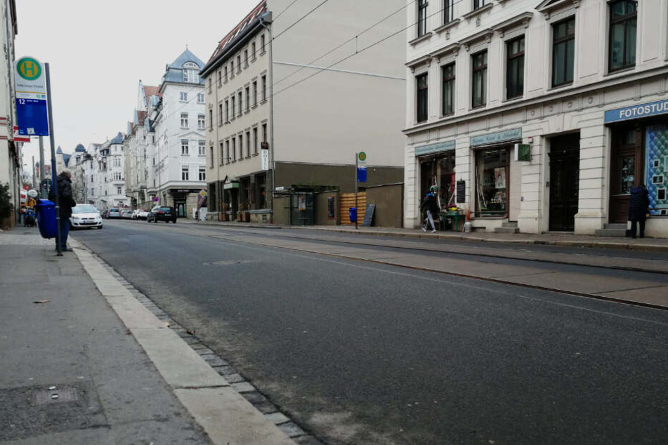 In der Nähe der LVB-Haltestelle "Fritz-Seger-Straße" wurde die junge Frau von einem Ford Focus erfasst und gegen einen weiteren Pkw geschleudert.