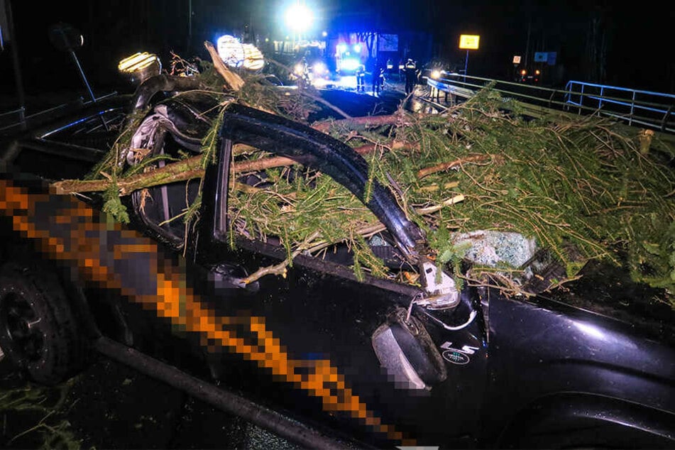 Auf der B169 wurde ein Geländewagen von einem Baum getroffen. Der Fahrer kam ins Krankenhaus.