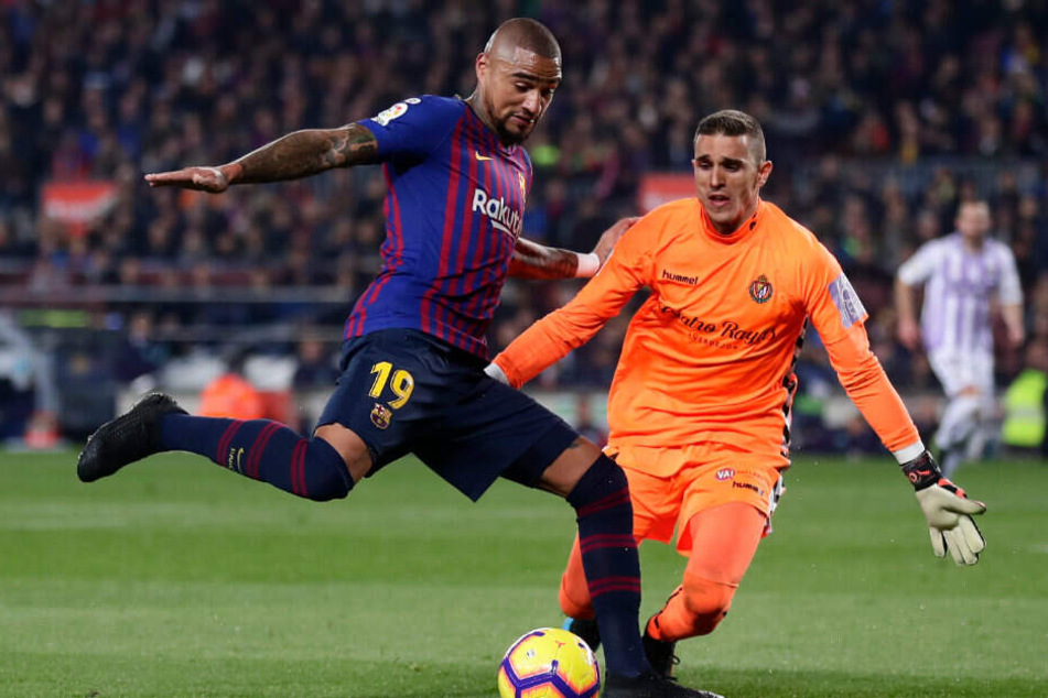 Boateng im Zweikampf mit Valladolids Keeper Masip.