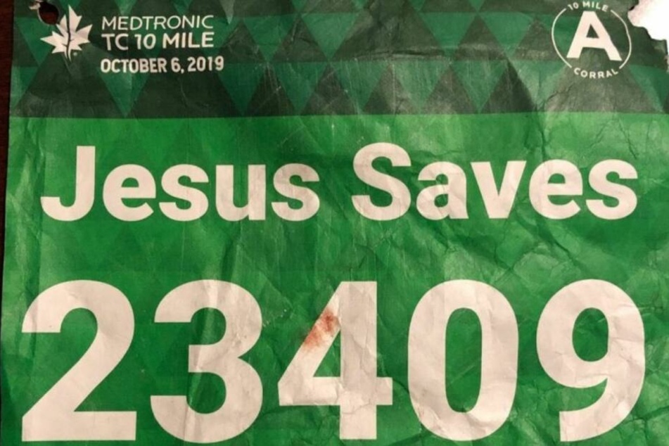 Statt seines Namens ließ sich Tyler Moon "Jesus Saves" über die Laufnummer drucken.