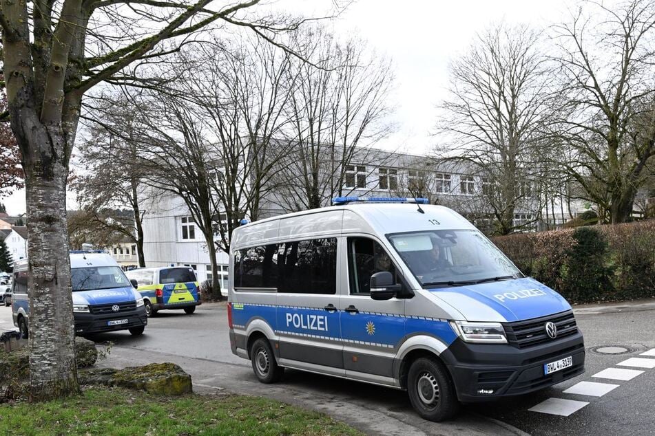 Die Polizei sicherte das umliegende Gebiet ab.