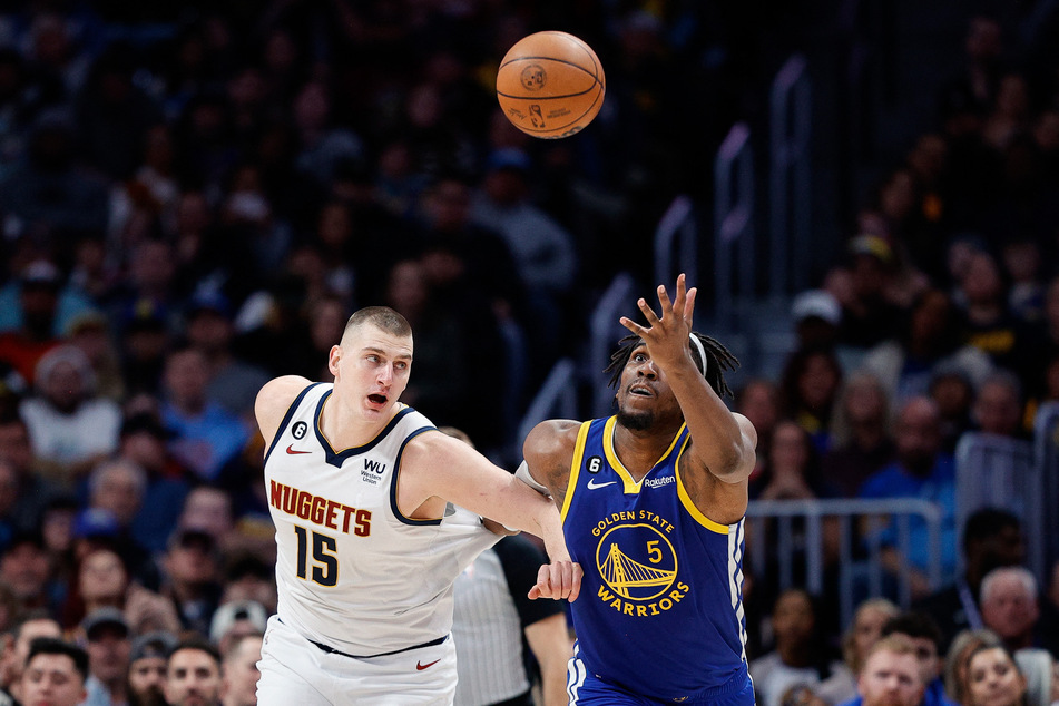 Nikola Jokić (l.) grabbed 22 points and 16 assists for the Denver Nuggets against the Golden State Warriors.