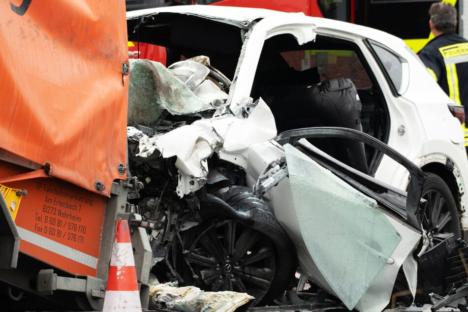 Tödlicher Unfall auf der L3138 bei Nidda/Ober-Lais: Ein 15-jähriger Junge und ein 14-jähriges Mädchen starben.