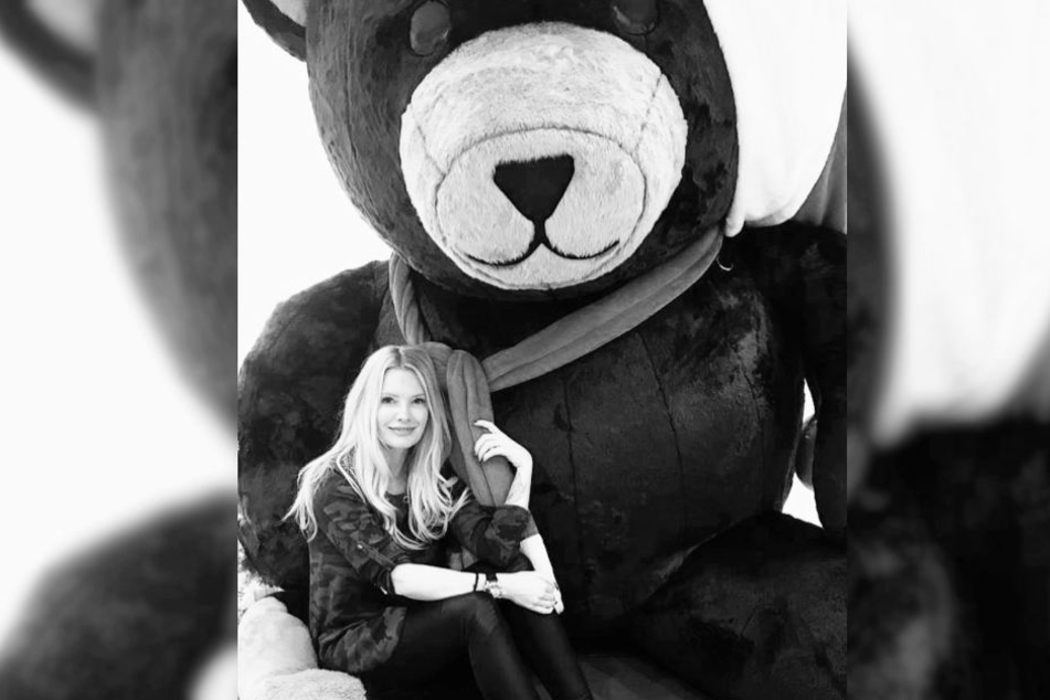 Auf ihrem Instagram-Profil zeigt sich Mirja Du Mont verkuschelt mit einem Riesen-Teddybär.
