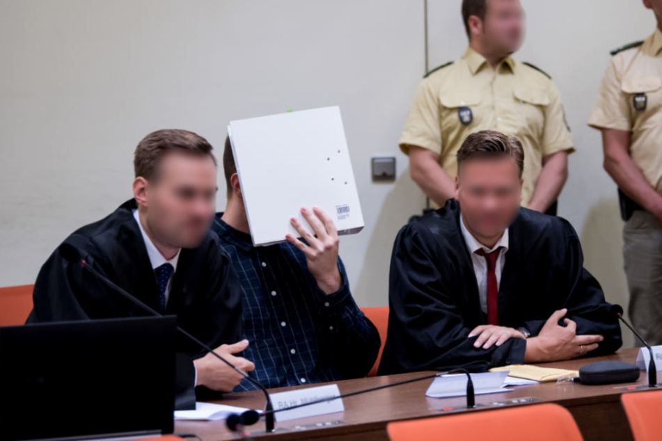 Unter anderem wird dem Angeklagten fahrlässig Tötung vorgeworfen.