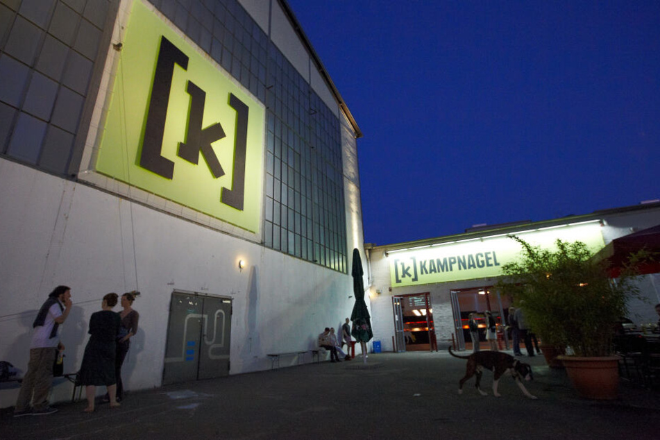 Besucher stehen vor dem Eingang einer großen Foyer-Halle vom Theater Kampnagel, das sich auch das "Internationale Zentrum der schöneren Künste" nennt.