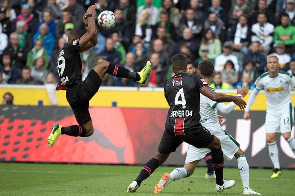 Hierfür gab es Elfmeter: Benjamin Henrichs (l.) schießt sich den Ball unglücklich selbst an die Hände.