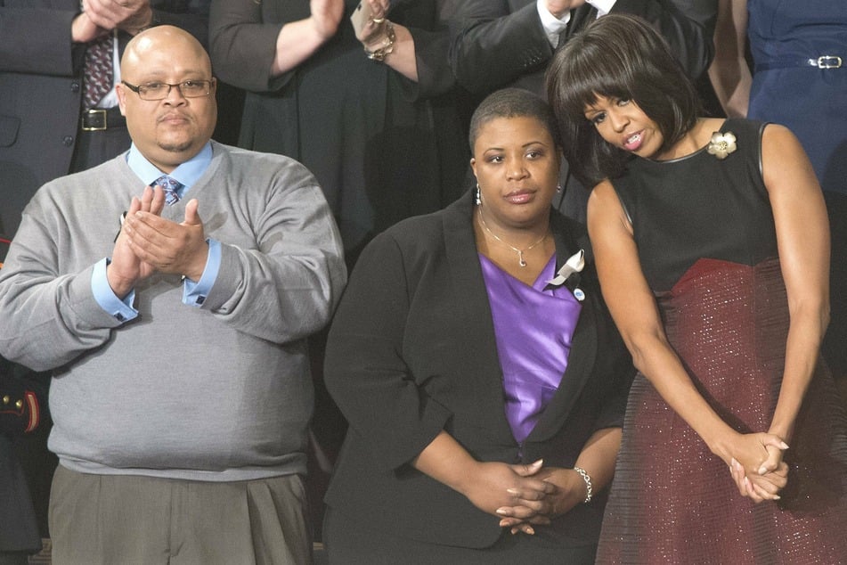 Michelle Obama (r.) stands with Hadiya Pendleton's parents, Nathaniel (l.) and Cleopatra, as President Obama prepares to deliver his State of the Union address in February 2013 (archive image).