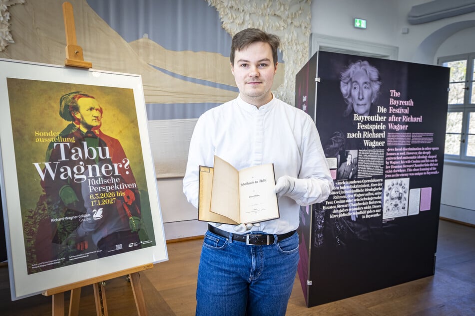 Tom Adler von den Richard-Wagner-Stätten Graupa hat die Ausstellung kuratiert.