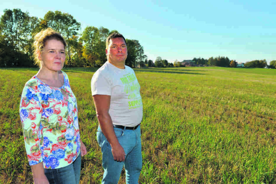 Auf zwei Hektar Fläche soll die "Eigenheimsiedlung Pfarrwaldblick" entstehen. Die Anwohner Barbara Ullman (52) und Sven Trommler (47) halten nichts von den Plänen.
