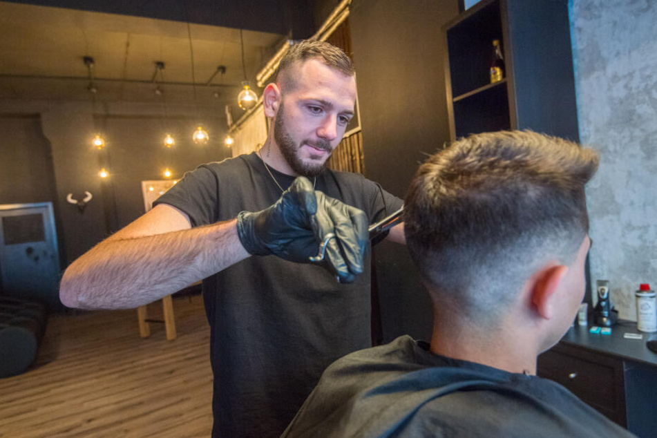 Ovik Manukyan (22) schneidet seinen Kunden nicht nur den Bart, sondern auch die Haare.