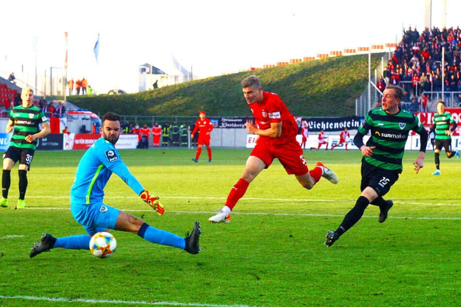 Neuzugang Elias Huth (M.), hier im Spiel gegen Preußen Münster erfolgreich, erwies sich als echter Glücksgriff.
