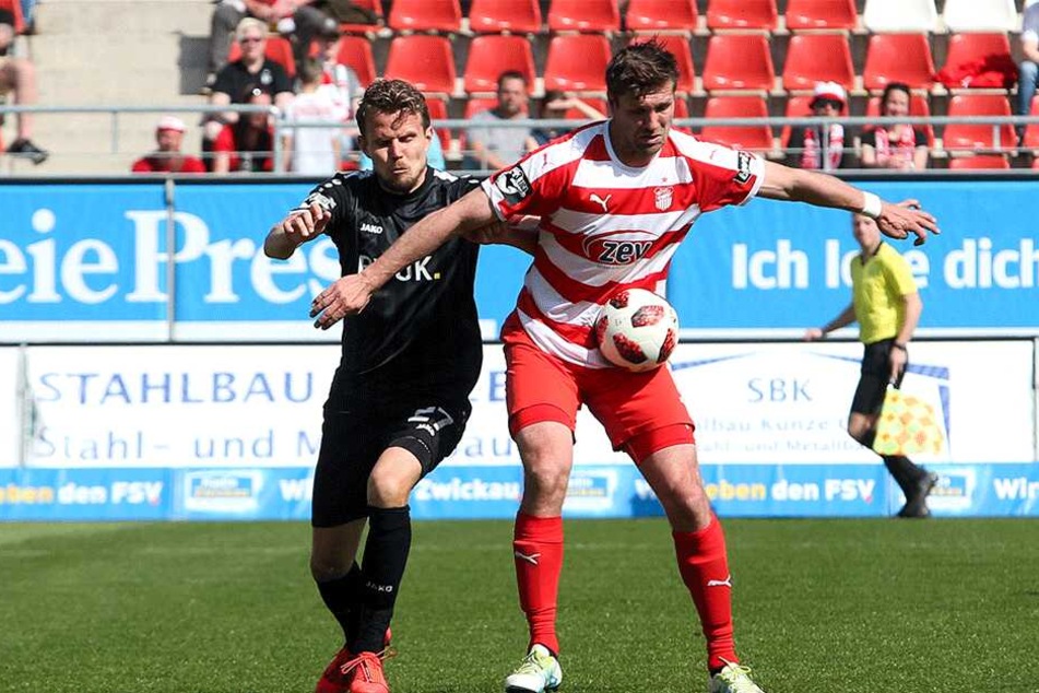 Ronny König (r., gegen Würzburgs Sebastian Schuppan) muss mit seinem FSV noch vier Spiele lang den Hinter rausstrecken und Gas geben.