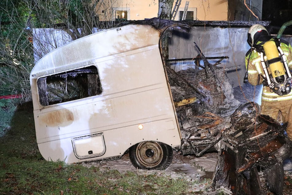 Dresden: Wohnwagen und Gartenlaube brennen in Klotzsche: War es Brandstiftung?